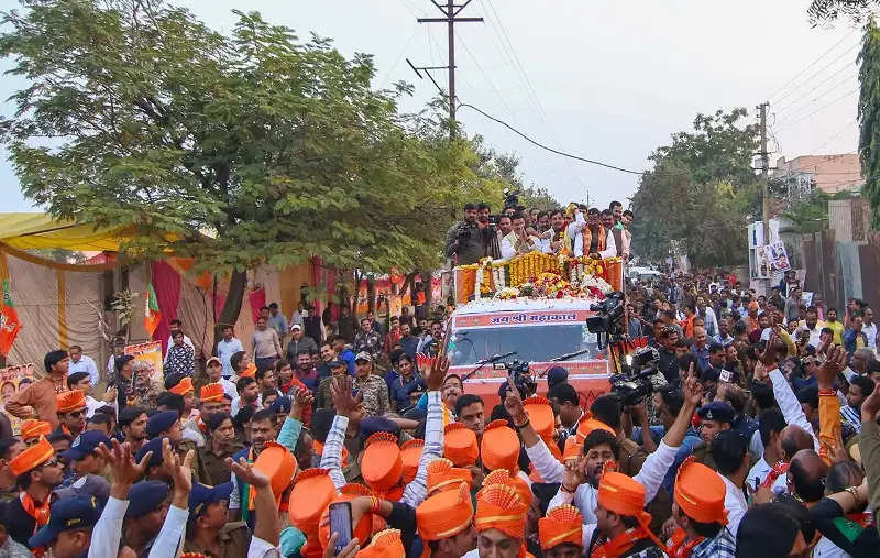 मप्रः मुख्यमंत्री डॉ. यादव का जगह-जगह मंच लगाकर उज्जैनवासियों ने किया स्वागत