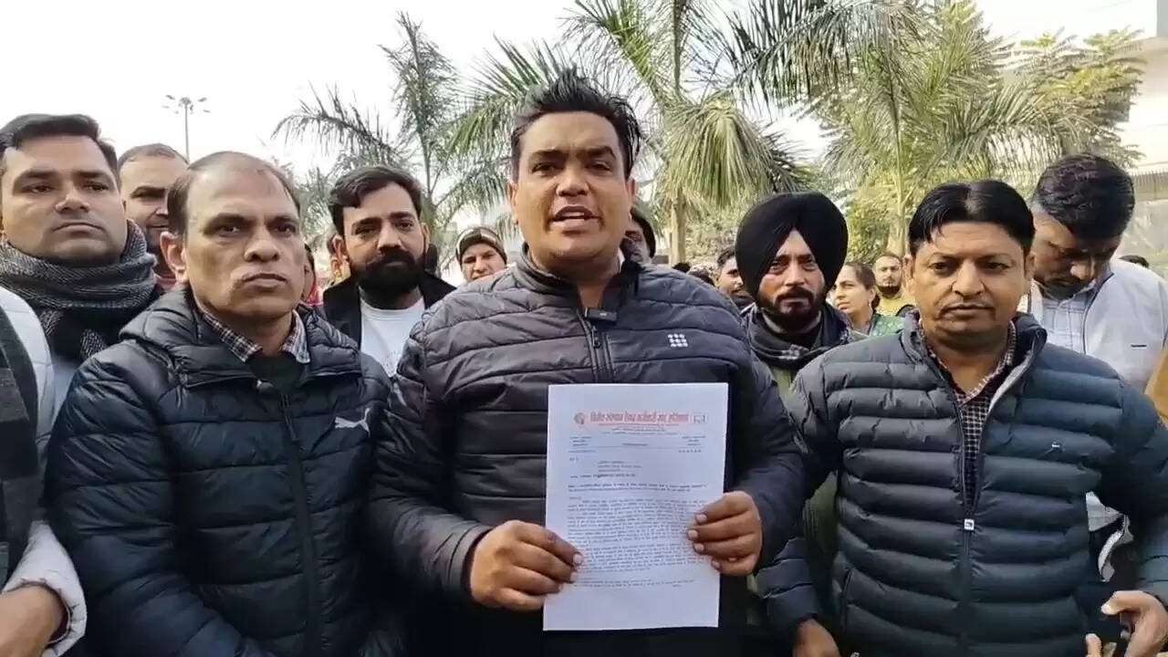 यमुनानगर:सहकारी बैंकों में अनुबंधित कर्मचारियों ने की सेवा सुरक्षा देने की मांग