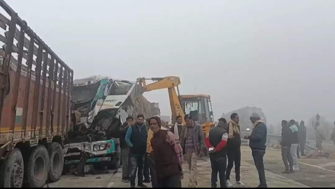 घने कोहरे के कारण कई गाड़ियां आपस में टकराई दो की मौत 16 घायल।