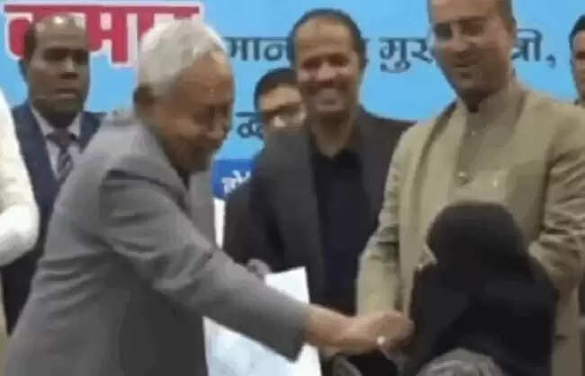 हिजाब विवाद: आयुष डॉक्टर नुसरत परवीन 20 दिसंबर को सदर प्राथम‍िक स्‍वास्‍थ्‍य केंद्र में देंगी योगदान