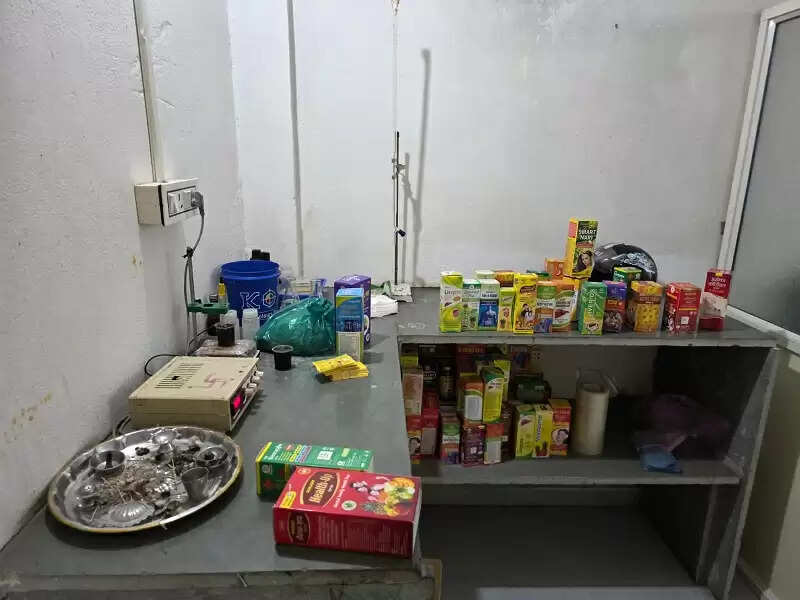 इंदौरः जिला प्रशासन की बड़ी कार्रवाई, आयुर्वेदिक दवा बनाने वाली अवैध फैक्ट्री की गई सील