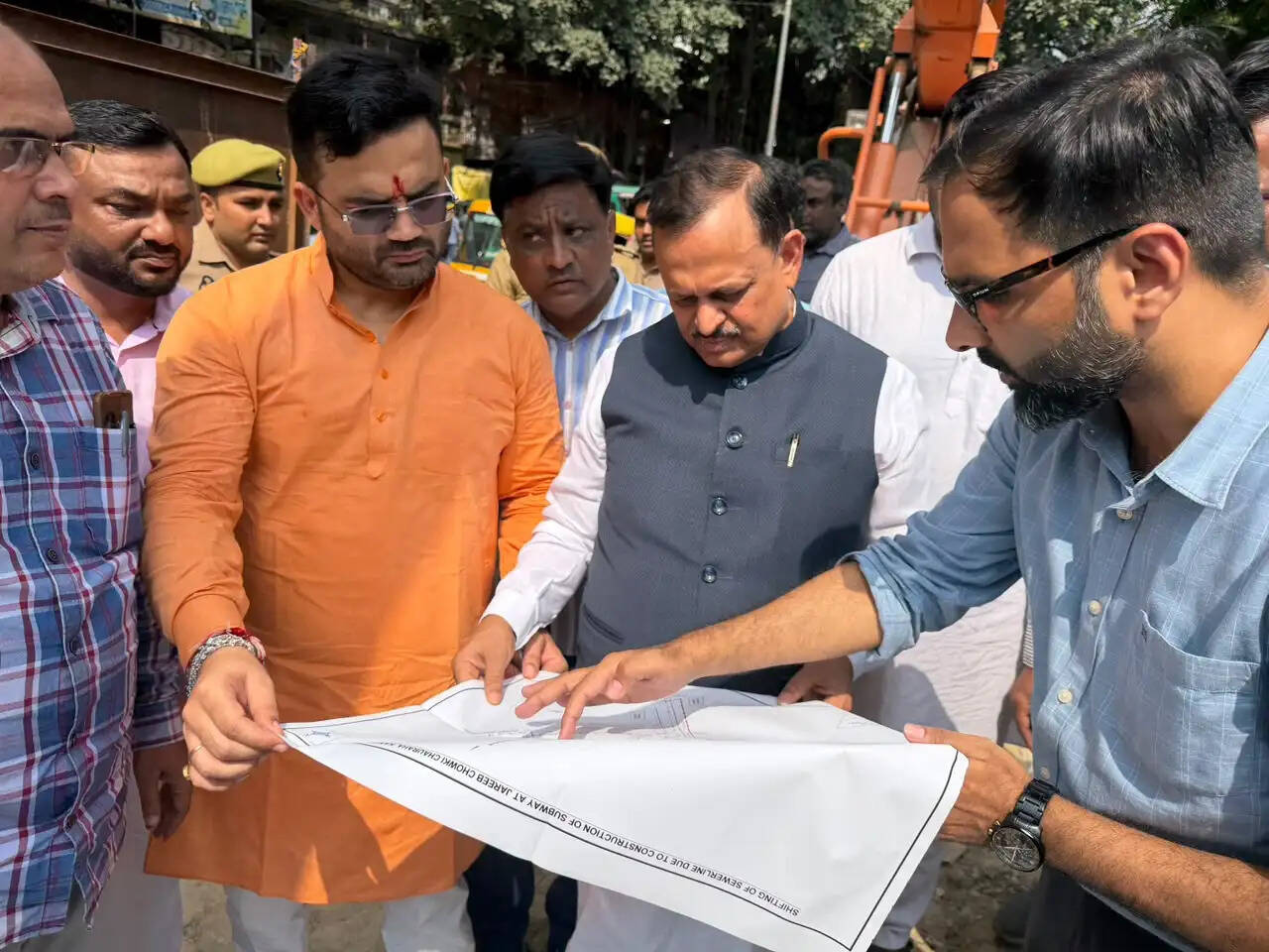 नवरात्रि से पहले सड़कें दुरुस्त करें, लापरवाही पर होगी कार्रवाई : सांसद रमेश अवस्थी