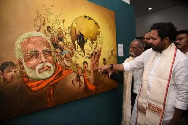 प्रधानमंत्री मोदी पर प्रख्यात कलाकार अकबर साहेब के बनाए गए चित्रों की प्रदर्शनी का उद्घाटन