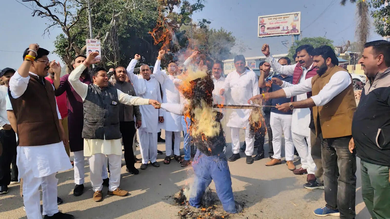 जींद : भाजपा कार्यकर्ताओं ने फूंका कांग्रेस का पुतला