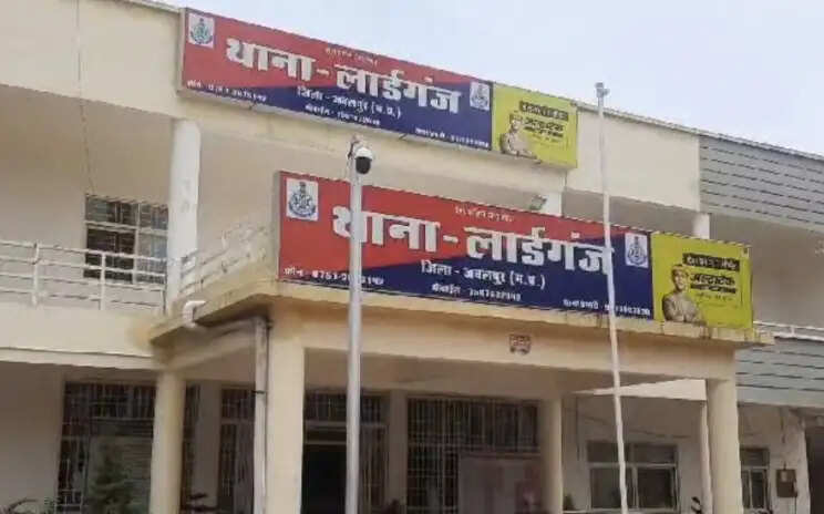 जबलपुर : रानीताल में बेकाबू ई-बस ने दो लग्जरी कारों को मारी टक्कर, बड़ा हादसा टला