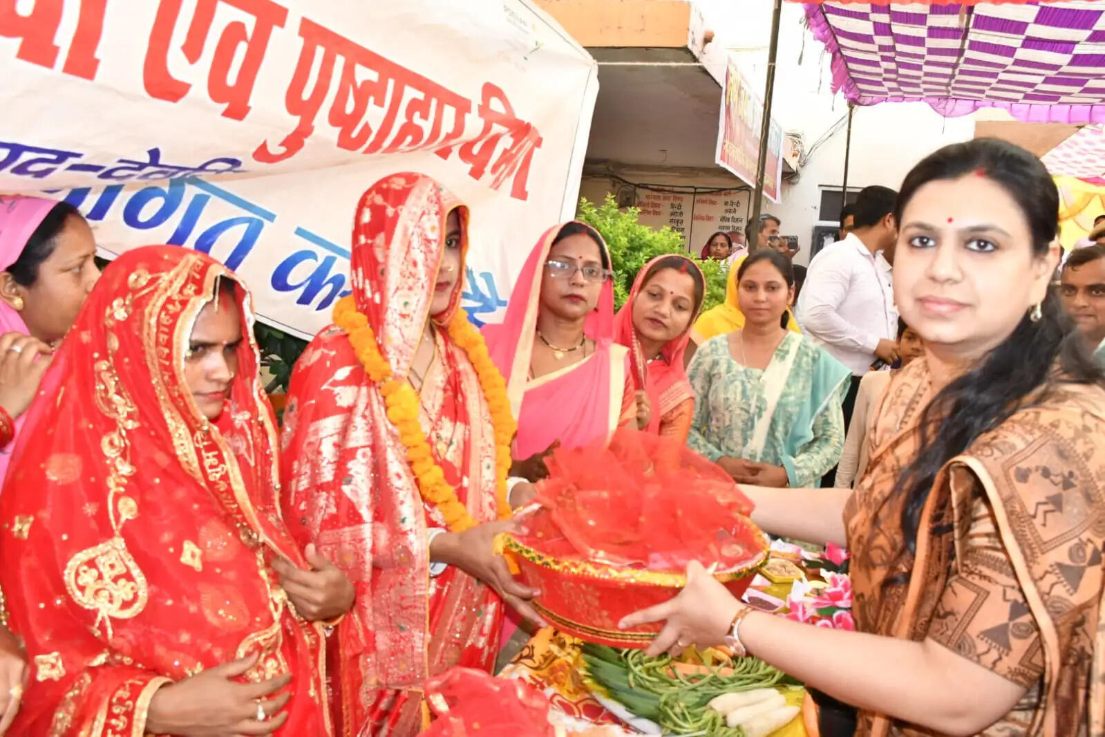 देवरिया : योजनाओं का लाभ वितरण चौपाल में समस्याओं का मौके पर समाधान