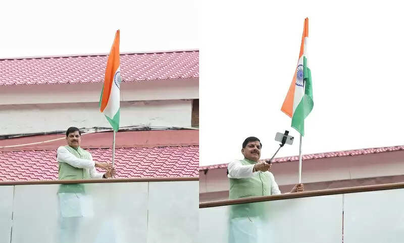 मुख्यमंत्री डॉ. यादव ने हर घर तिरंगा अभियान में मुख्यमंत्री निवास पर फहराया तिरंगा