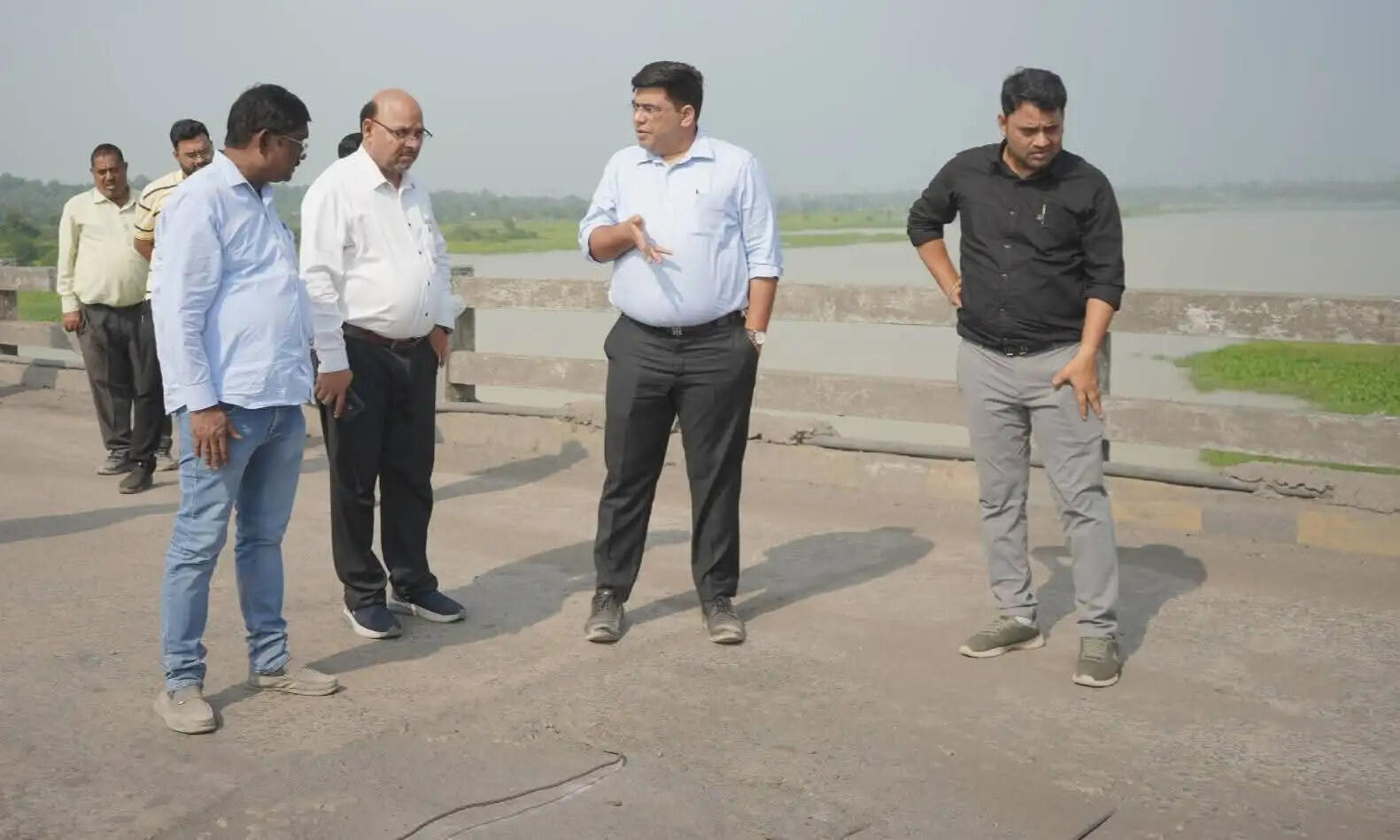 कोरबा : नागरिकों का आवागमन सुरक्षित और सुगम बनाने के लिए कलेक्टर ने किया सड़कों-पुलों का निरीक्षण