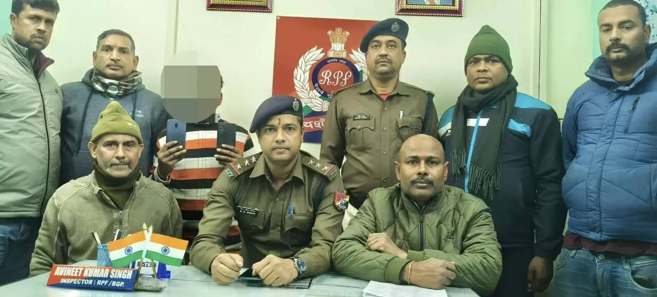भागलपुर रेलवे स्टेशन पर पुलिस ने मोबाइल चोर काे पकड़ा