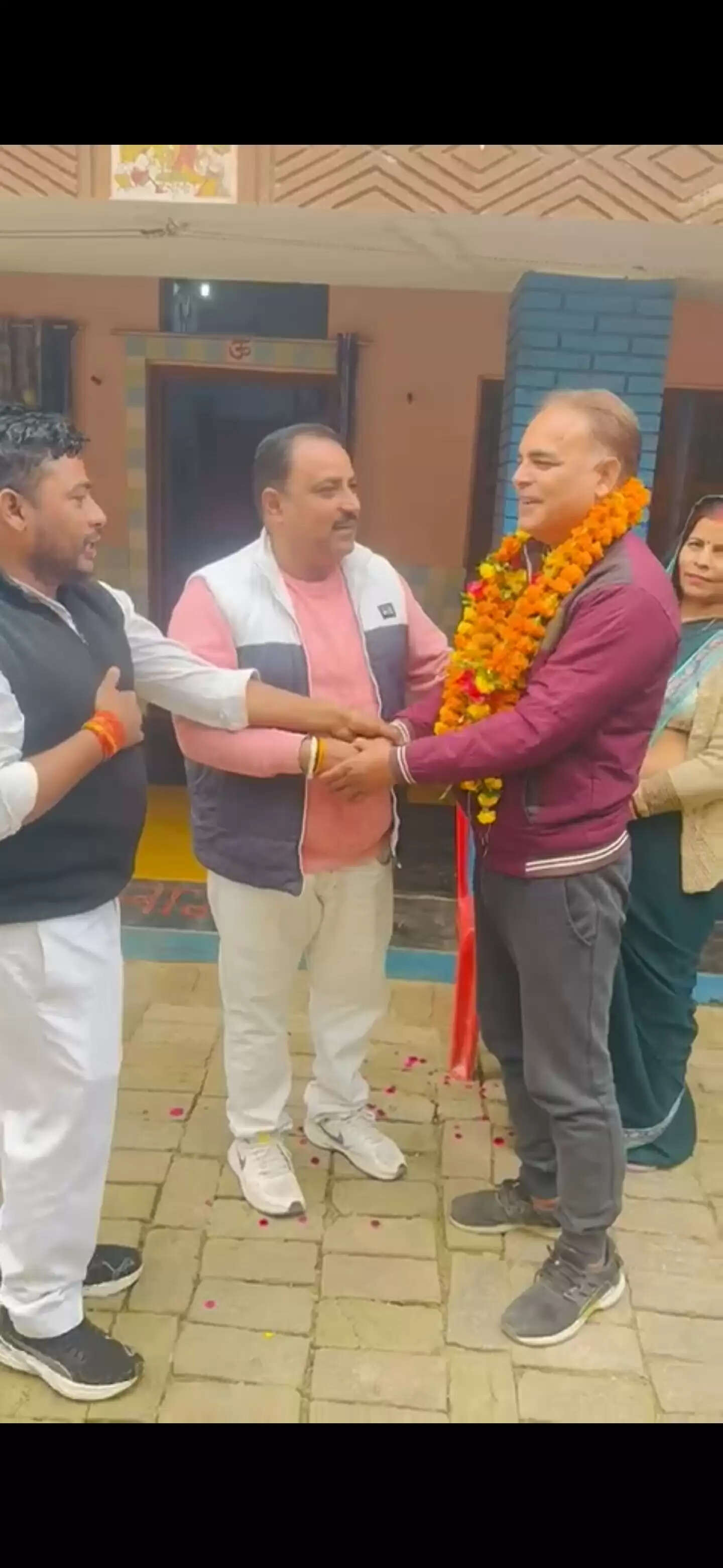 आईपीएल के क्रिकेटर प्रशांत वीर के माता पिता का अमेठी के यूथ कांग्रेसियाें ने किया सम्मान