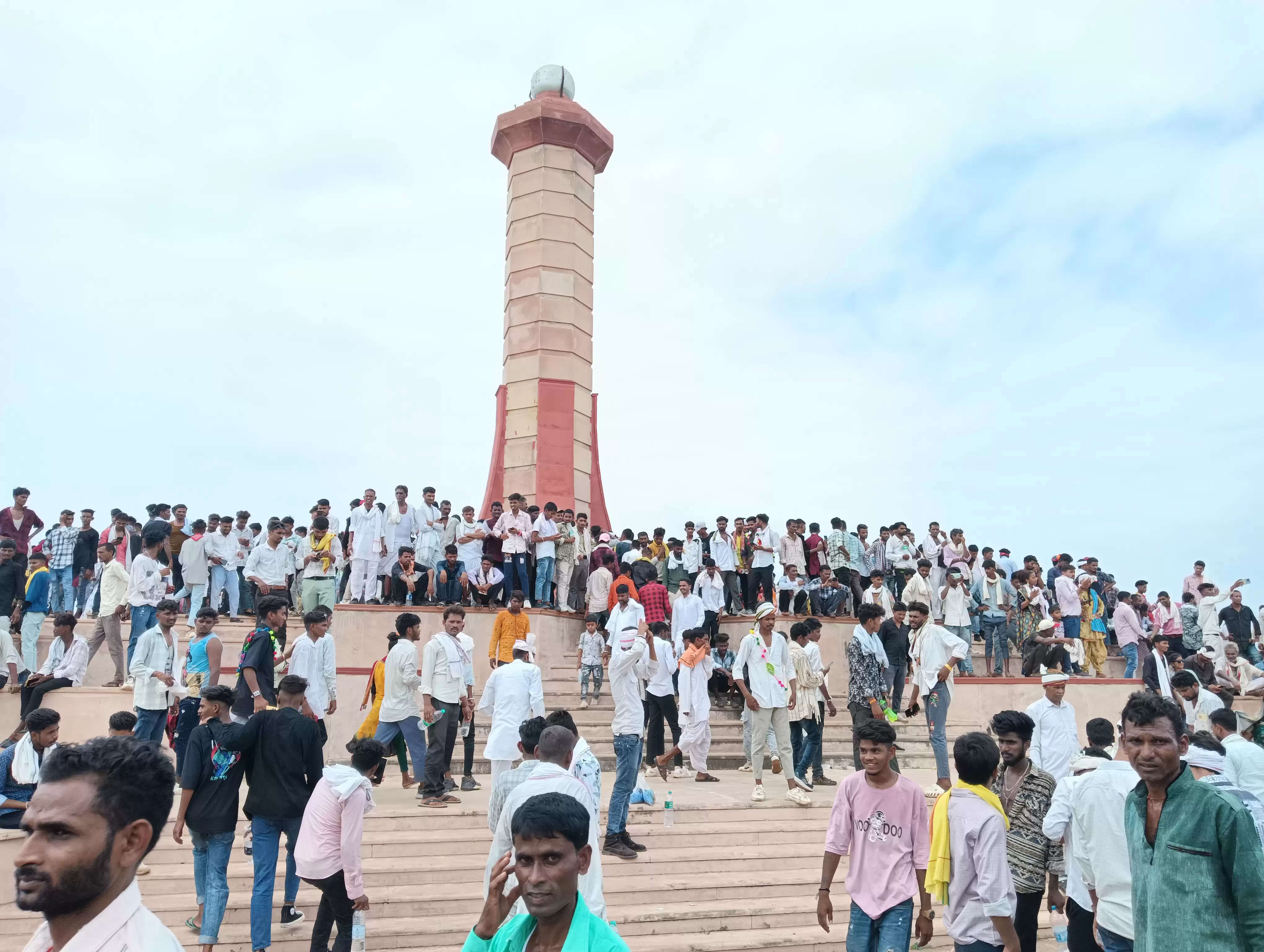 आदिवासी परिवार का अलग भील प्रदेश की मांग को लेकर गूंजा मानगढ़ धाम