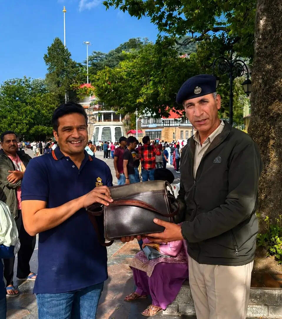 रिज मैदान में मिला 56 हजार रुपये से भरा बैग, शिमला पुलिस ने पर्यटक को लौटाया
