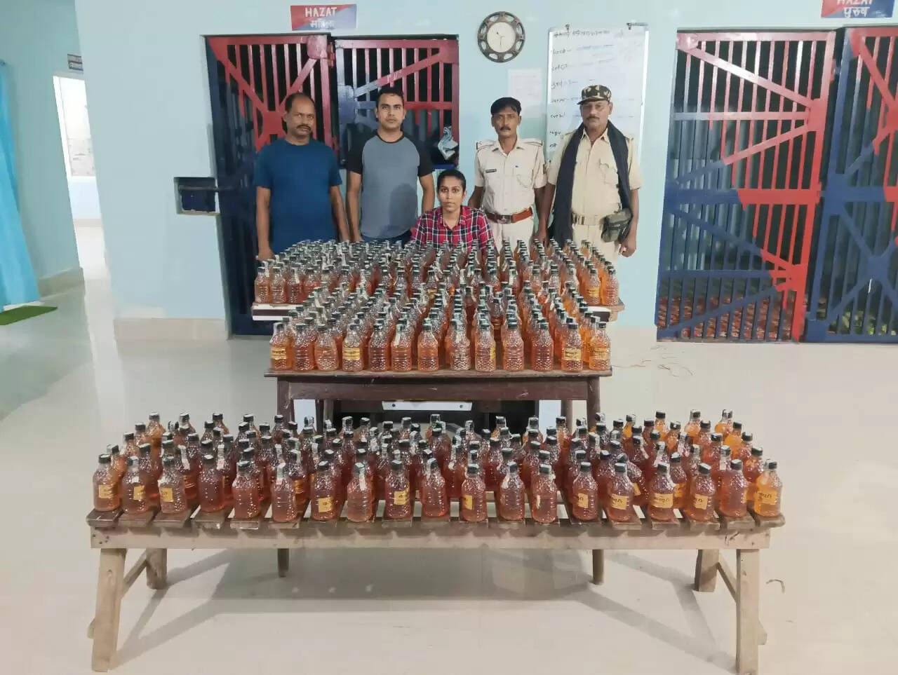 नेपाल बॉर्डर पर पुलिस ने की बड़ी कार्रवाई , 138 लीटर नेपाली शराब जब्त