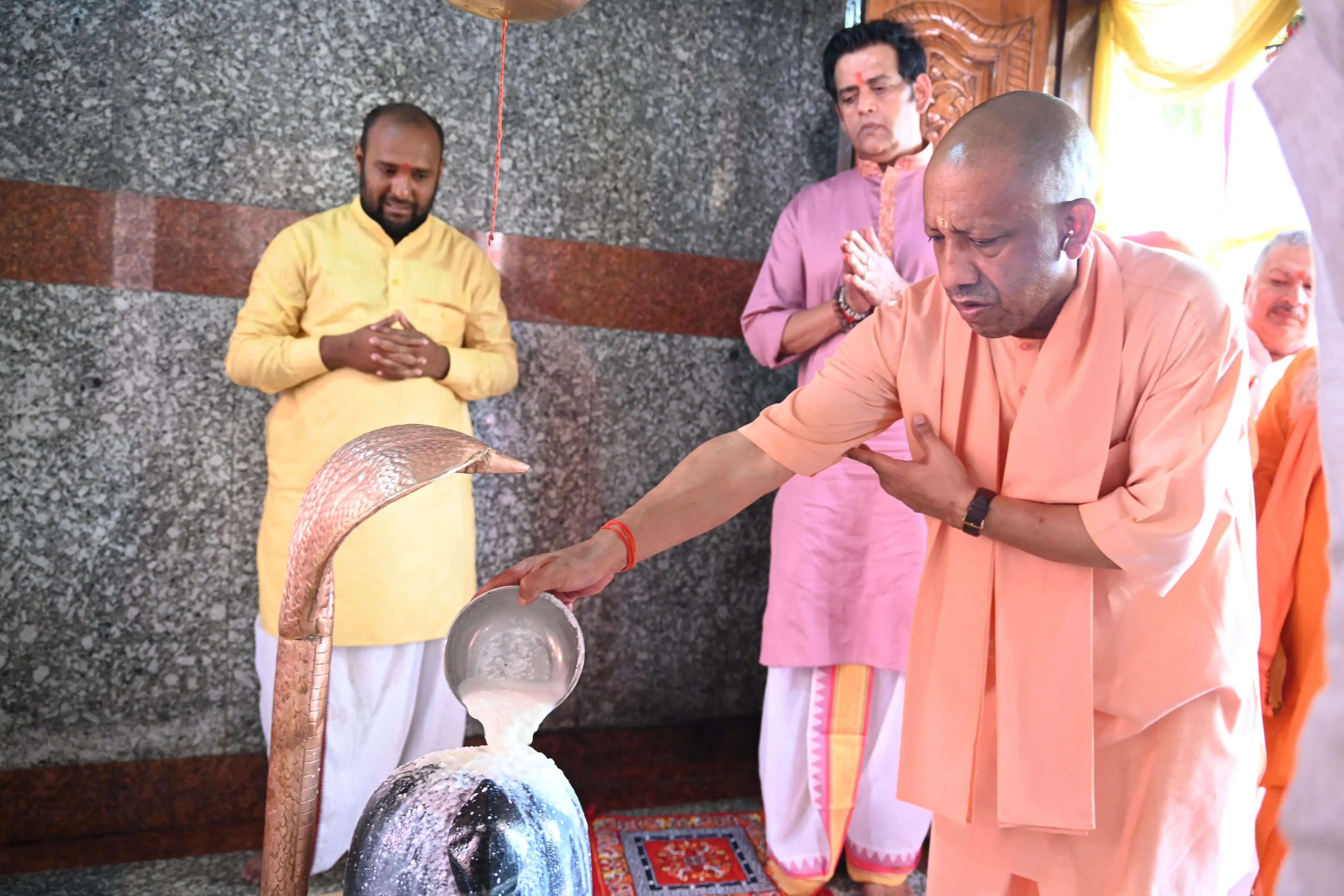 रुद्राभिषेक कर सीएम योगी ने की लोक मंगल की कामना