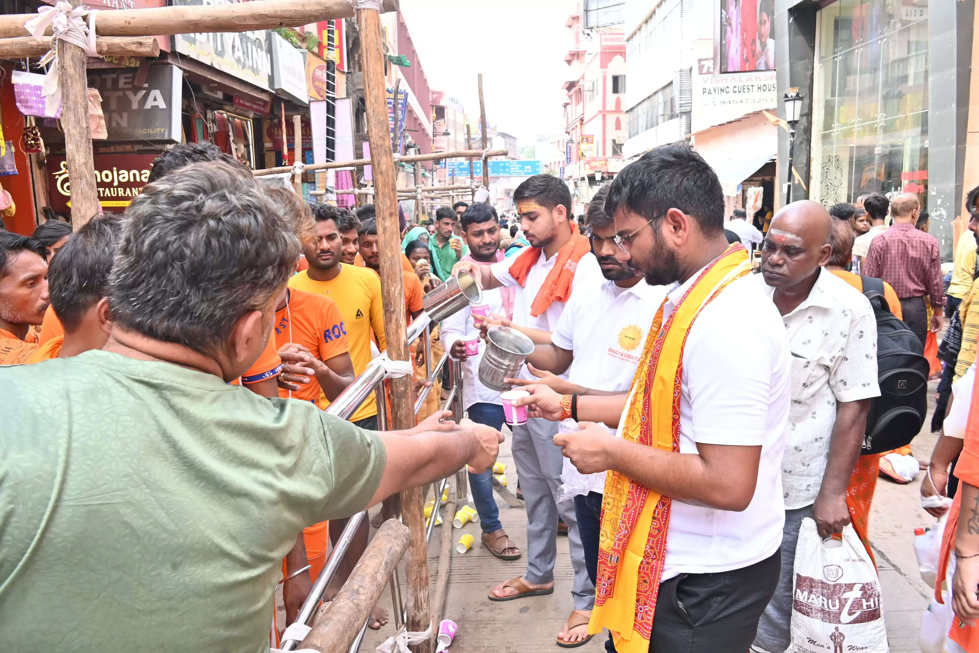 सावन के दूसरे सोमवार पर शिवभक्तों को युवाओं ने पिलाया काशी की ठंडई