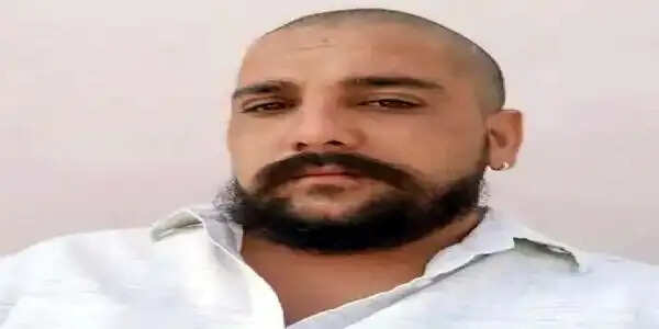 हिसार : कार की टक्कर से युवक गंभीर घायल, आरोपी की गिरफ्तारी की मांग पर चौकी प्रभारी से मिले ग्रामीण