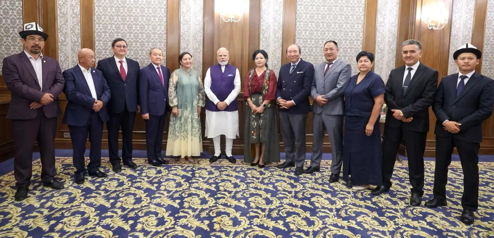 प्रधानमंत्री मोदी ने बिश्केक में महात्मा गांधी को दी श्रद्धांजलि, भारत से जुड़ाव रखने वाले लोगों से भी की मुलाकात