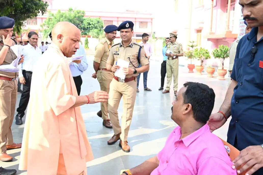 हर जरूरतमंद को दिलाएं कल्याणकारी योजनाओं का लाभ : मुख्यमंत्री योगी