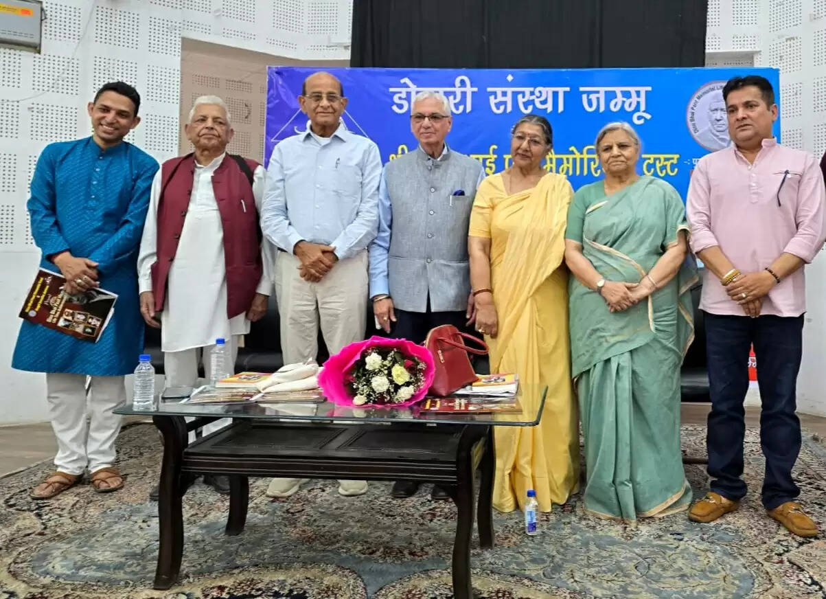 प्रो. वीणा गुप्ता और प्रकाश प्रेमी को दीनू भाई पंत स्मृति जीवनपर्यन्त उपलब्धि पुरस्कार से सम्मानित किया गया