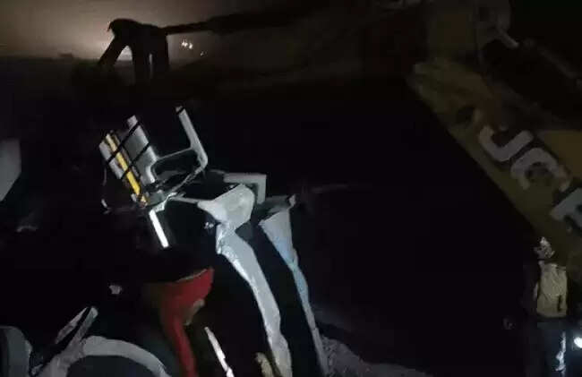 मप्रः दमोह में बटियागढ़ के पास ब्रेक फेल होने पुल से गिरा गिट्टी भरा डंपर, दो लोगों की मौत