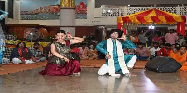वाराणसी : लीलाधर के जन्म के उत्सव में डूबा दुर्गाकुंड मणि मंदिर
