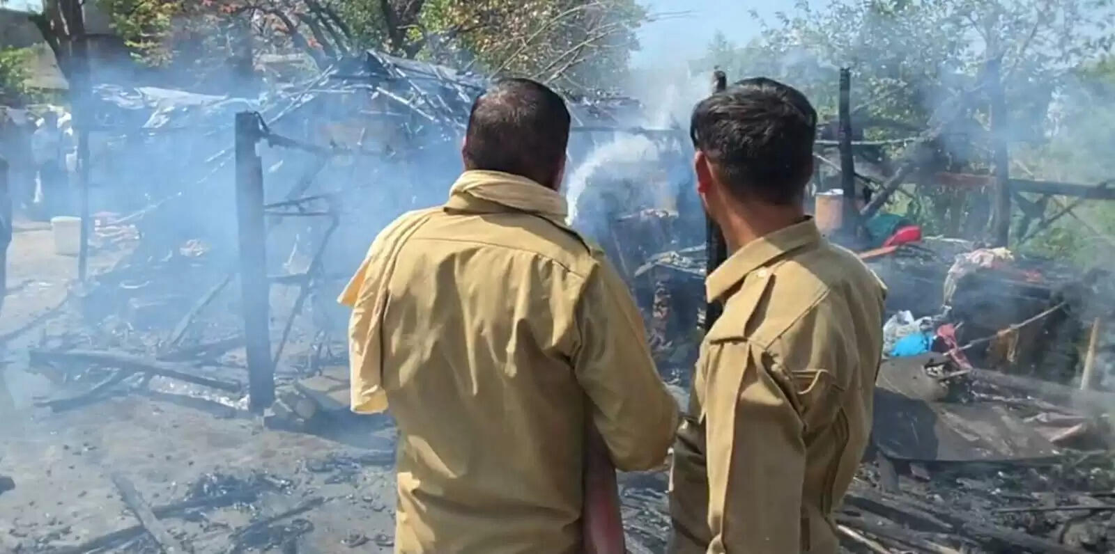 प्रवासी मजदूरों के आशियाने जलकर राख, नहीं पहुंची मौके पर फायर ब्रिगेड