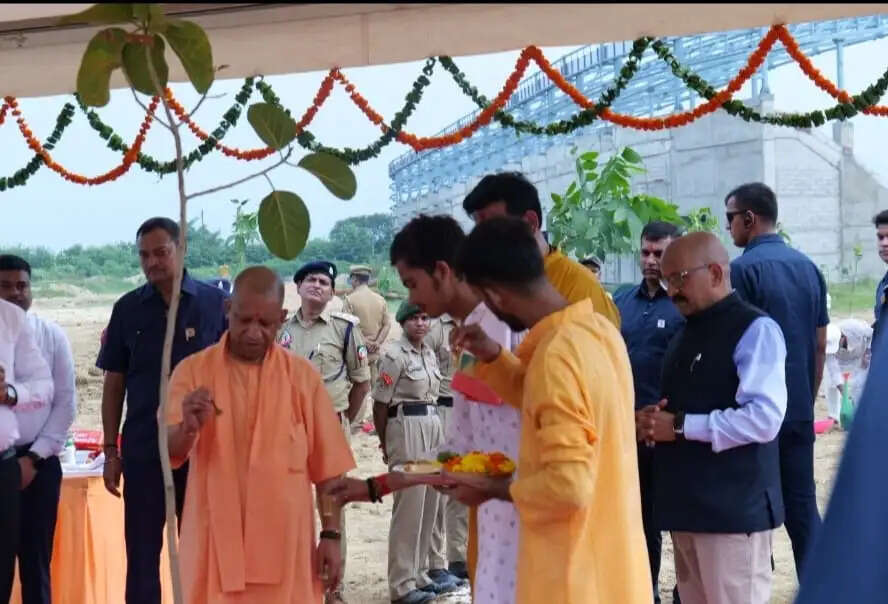 एमजीयूजी में मुख्यमंत्री याेगी ने किया भाई बहन पौधरोपण का शुभारंभ