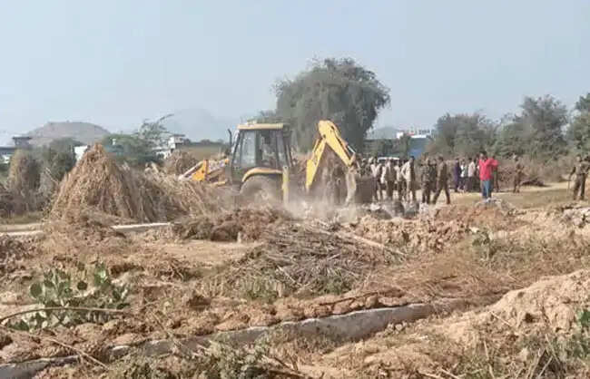 नारनौल में अवैध कॉलोनी पर चला पीला पंजा