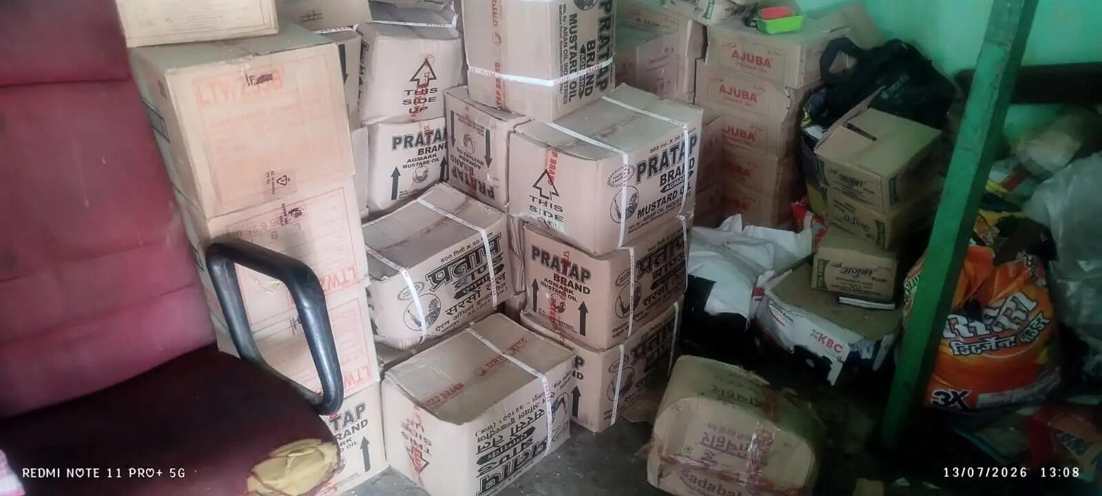 बाजार समिति में बिक रहा नकली सरसों तेल, भारी मात्रा में सामान जब्त