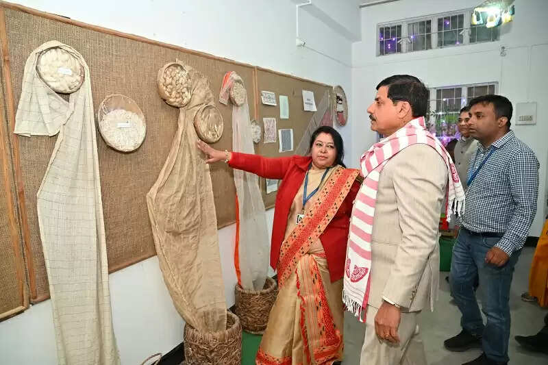 मप्र के मुख्यमंत्री डॉ. यादव ने असम के सिल्क विलेज सुआलकुची का किया भ्रमण