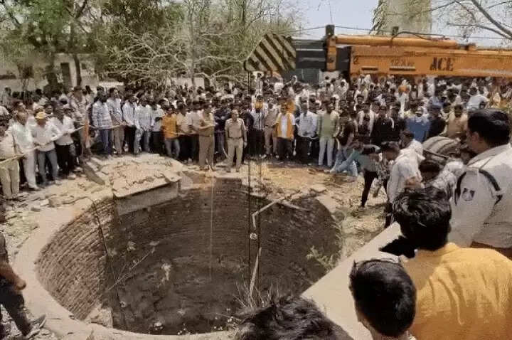 (अपडेट) मप्र के मंदसौर जिले में बाइक को टक्कर मारकर कुएं में गिरी वैन, 12 लोगों की मौत