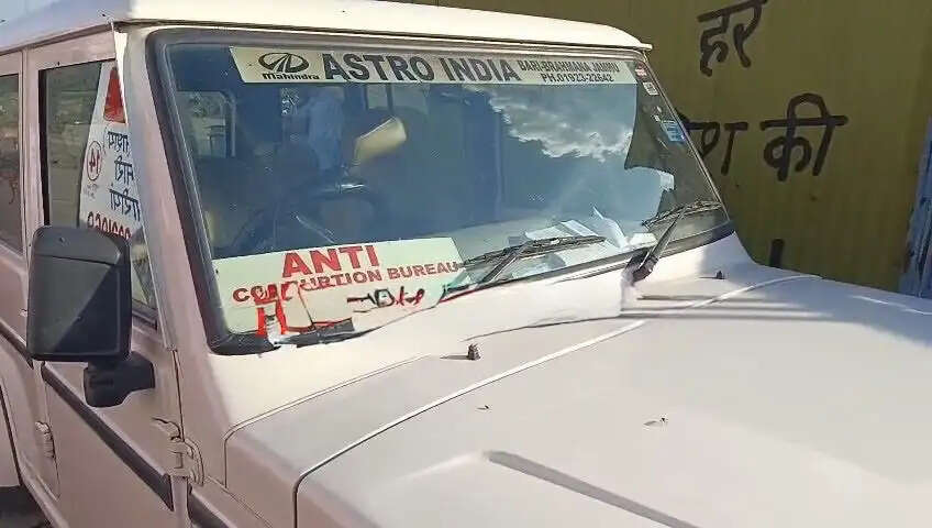 5 हजार की रिश्वत लेते जूनियर असिस्टेंट रंगे हाथों गिरफ्तार