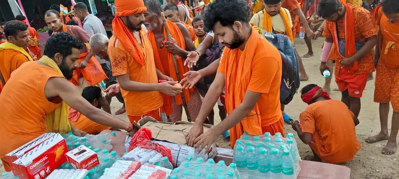 मां काली सेना के भोलू सिंह ने की कांवरियों की सेवा, बांटे फल और दवाएं