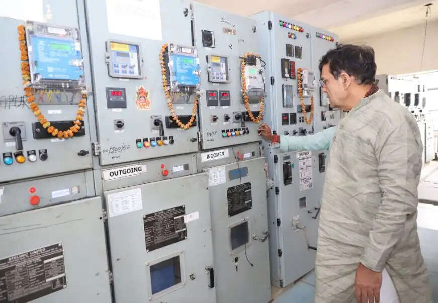 ऊर्जा मंत्री के निरीक्षण के बाद जेई निलंबित, उपखंड अधिकारी को भी कारण बताओ नोटिस जारी