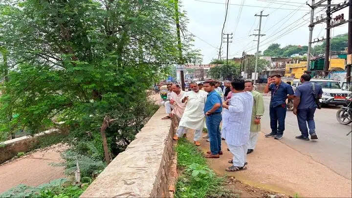 ग्वालियरः मंत्री कुशवाह ने गोल पहाड़िया-तिघरा रोड का लिया जायजा