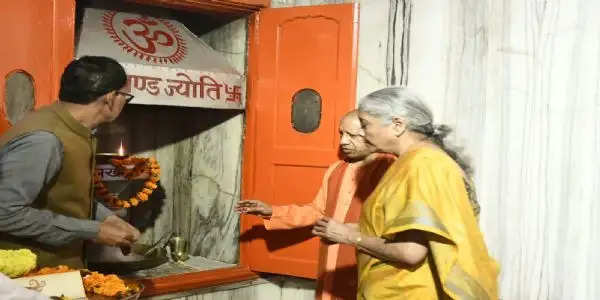 गोरखनाथ मंदिर पहुंचीं केंद्रीय वित्त मंत्री, किया दर्शन-पूजन