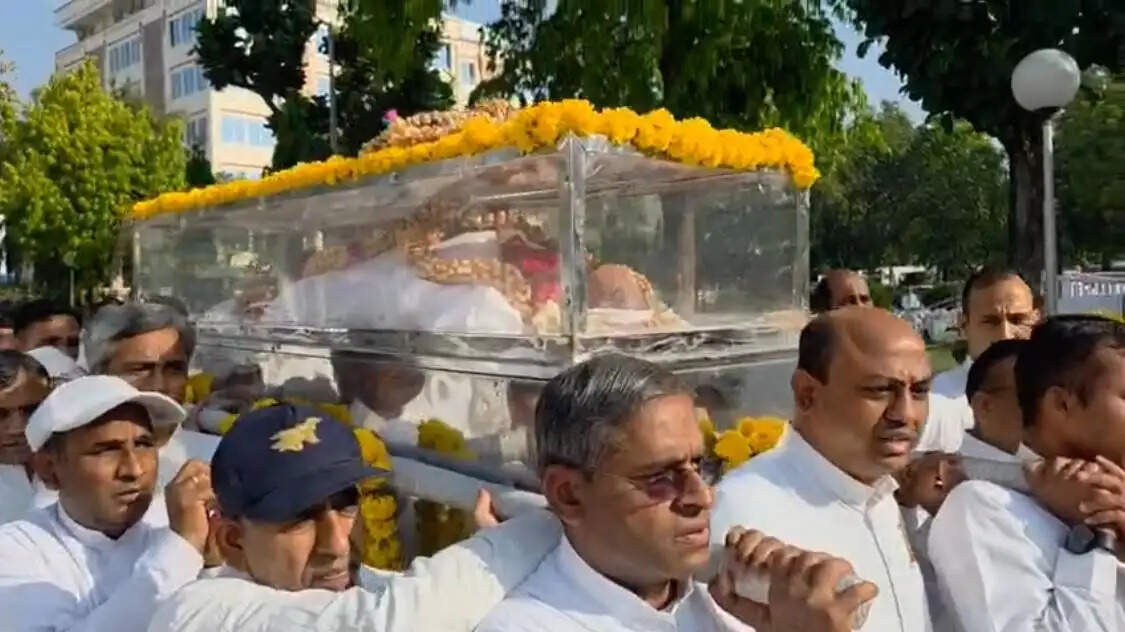 हजारों नम&nbsp;आंखाें के बीच बुधवार काे होगा अंतिम संस्कार, आबूरोड से माउंट आबू के&nbsp;लिए&nbsp;वैकुंठी रवाना