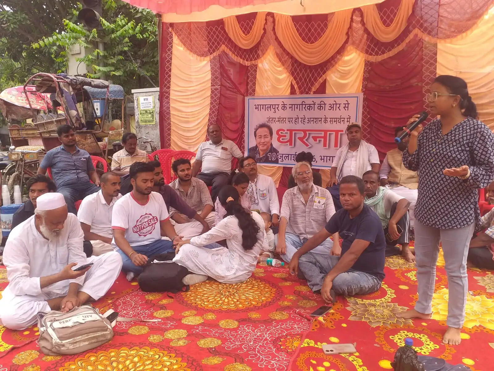 जंतर-मंतर पर जारी अनशन के समर्थन में धरना