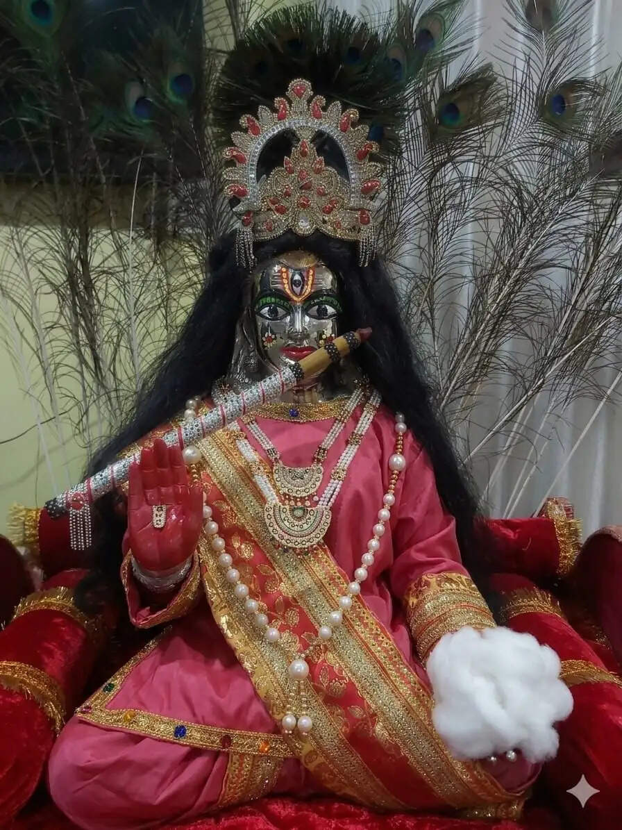 जन्माष्टमी पर काशी में लीला : मोरपंख धारण कर जब 'हर' बने 'हरि', मिट गया कैलाश और क्षीरसागर का फासला