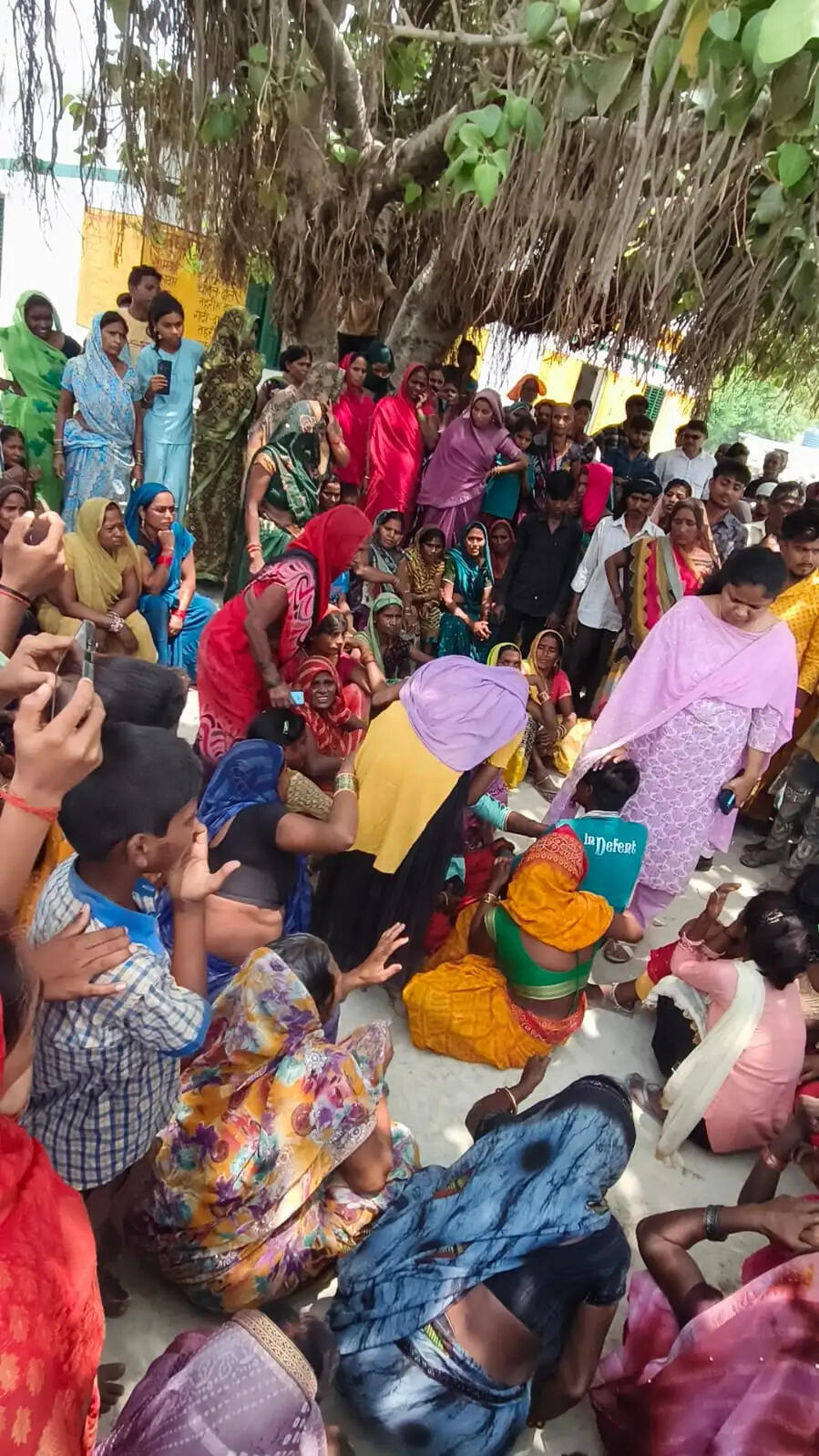 विद्यालय की चहारदीवारी गिरने से मजदूर की दबकर मौत, जिलाधिकारी ने दिए जांच के आदेश