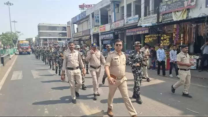 सागरः गढ़ाकोटा में पुलिस प्रशासन ने निकाला फ्लैग मार्च