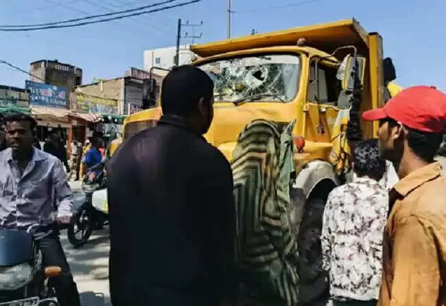 इंदौरः नगर निगम के डंपर की टक्कर से छह वर्षीय बच्ची की मौत, गुस्साए लोगों ने की तोड़फोड़