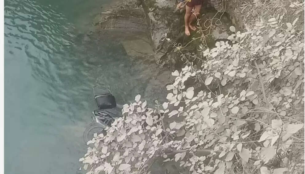 होमगार्ड जवान की मोटरसाइकिल नदी में गिरी, शव बरामद