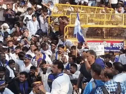 डांगावास कांड में आरोपिताें के बरी होने के विरोध में चंद्रशेखर आजाद का जयपुर के शहीद स्मारक पर प्रदर्शन