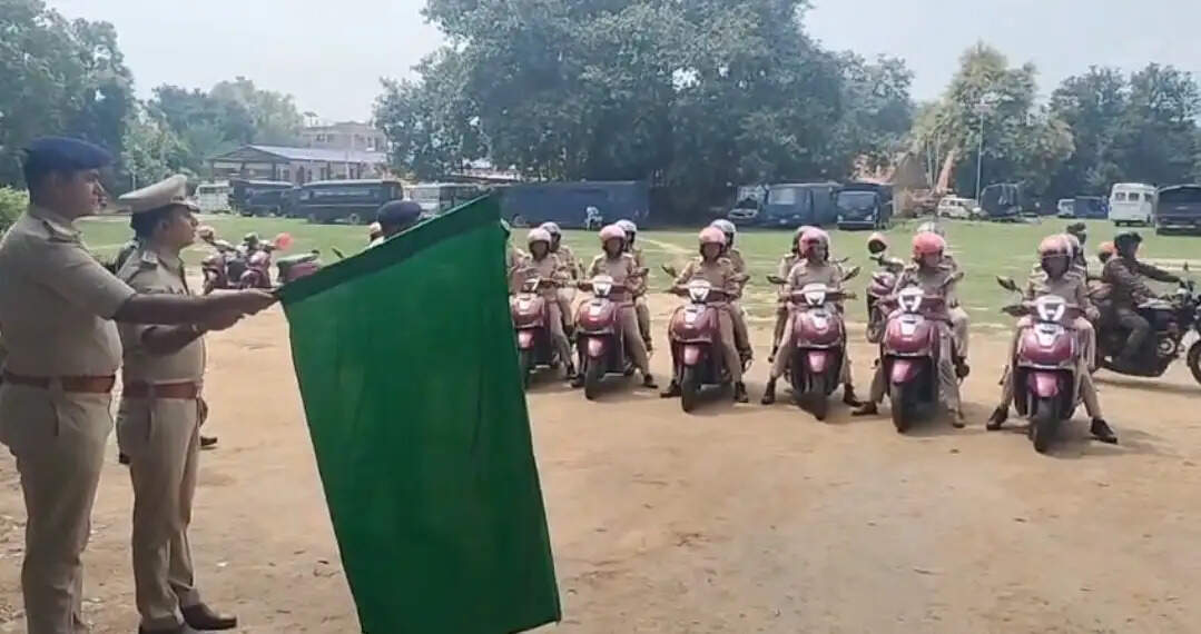 रक्षाबंधन के अवसर पर 'पुलिस दीदी' टीम को हरी झंडी दिखाकर किया गया रवाना