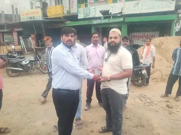 सड़क पर भवन निर्माण सामग्री रखकर कारोबार करना पड़ा भारी, निगम ने सात व्यवसायियों पर की कार्रवाई