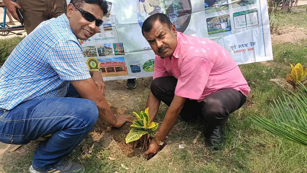 रेल कर्मचारियों ने वृक्षारोपण कर पर्यावरण संरक्षण का शपथ लिया