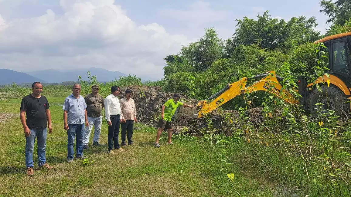 डीएफओ ने वन सीमा पर खाई खुदान कराने के दिए निर्देश