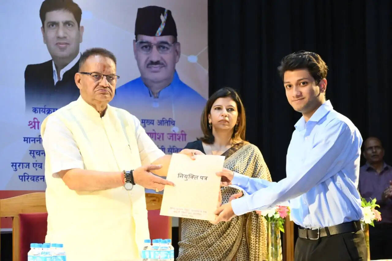 रोजगार मेले में चयनित पूर्व सैनिक आश्रितों को&nbsp;सैनिक&nbsp; कल्याण मंत्री ने सौंपे&nbsp;नियुक्त पत्र