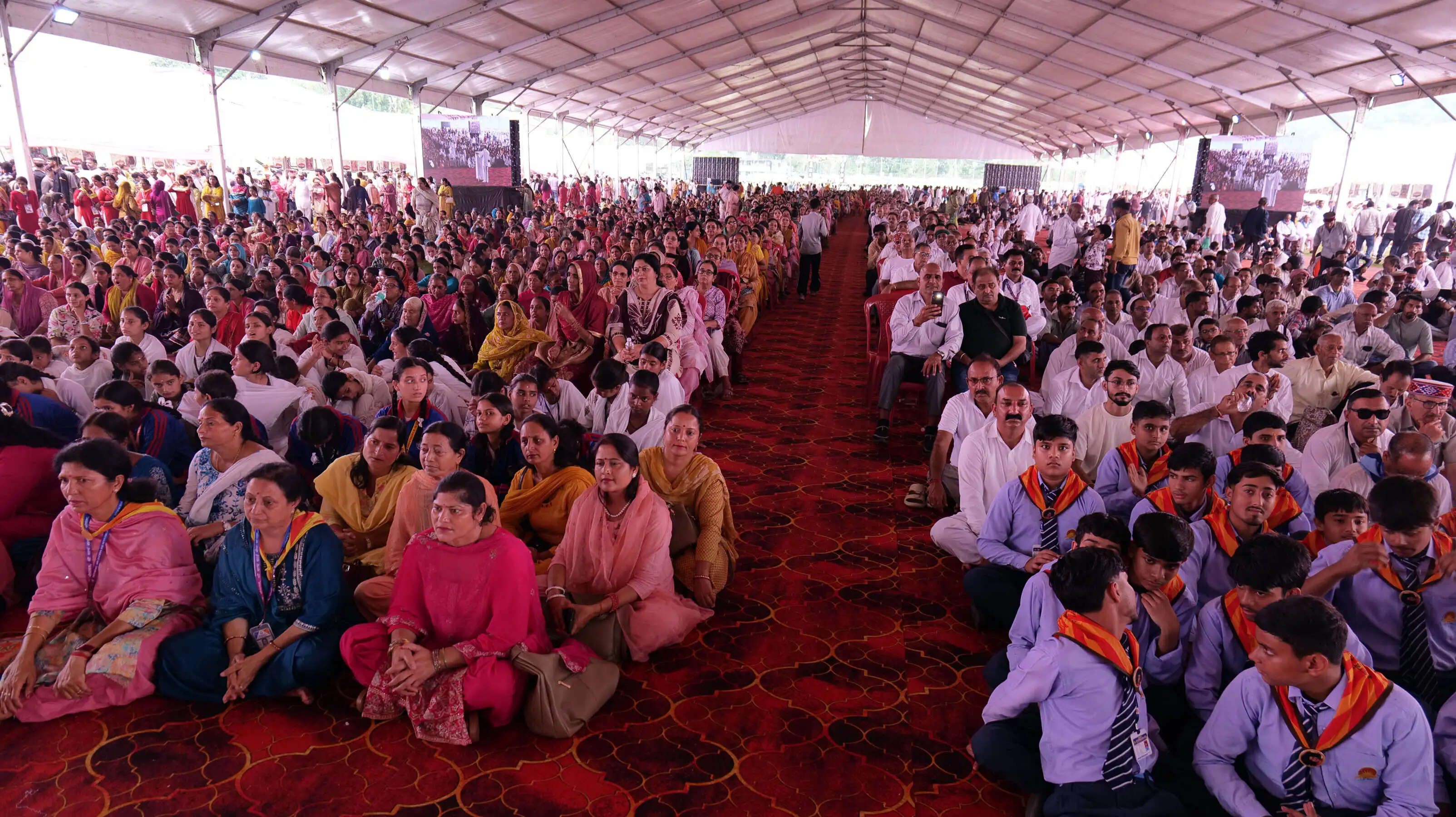 देवी-देवताओं की मौजूदगी में देव समागम, मंडी के पड्डल मैदान में साई भक्तों का उमड़ा जनसैलाब